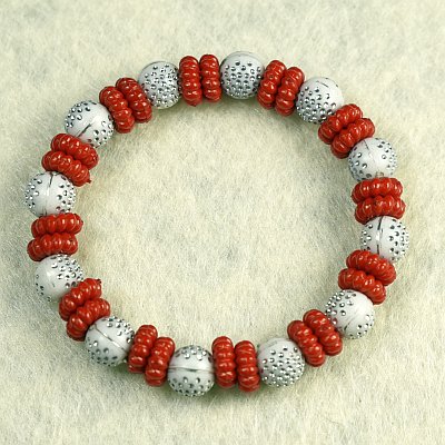 Гривна на ластик с бели гравирани топчета PICTURE OF ITEM 1362