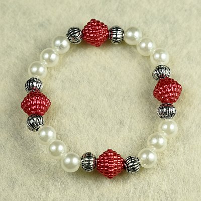 Гривна на ластик с червени ромбове и бели перли PICTURE OF ITEM 1364