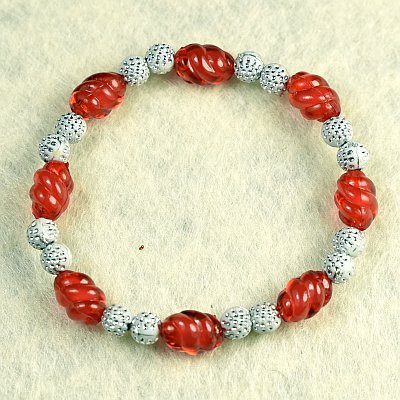 Гривна на ластик с червени усукани цилиндри PICTURE OF ITEM 1373