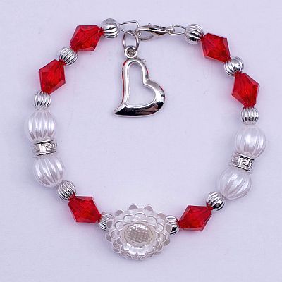 Гривна с червени ромбове, бели перли и цвете PICTURE OF ITEM 2119